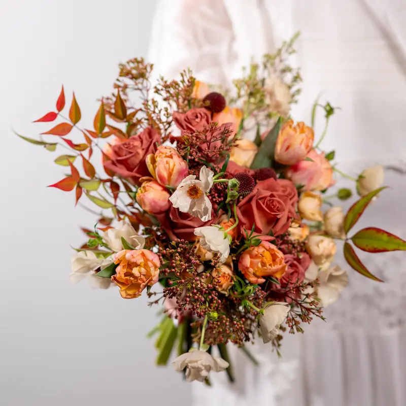Ramo de novia en tonos tierra y melocotón, estilo otoñal