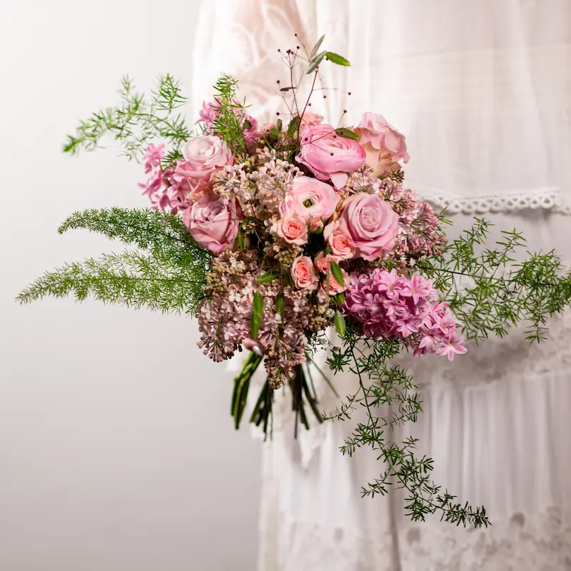 Ramo de novia rosa desestructurado con caída, estilo jardín