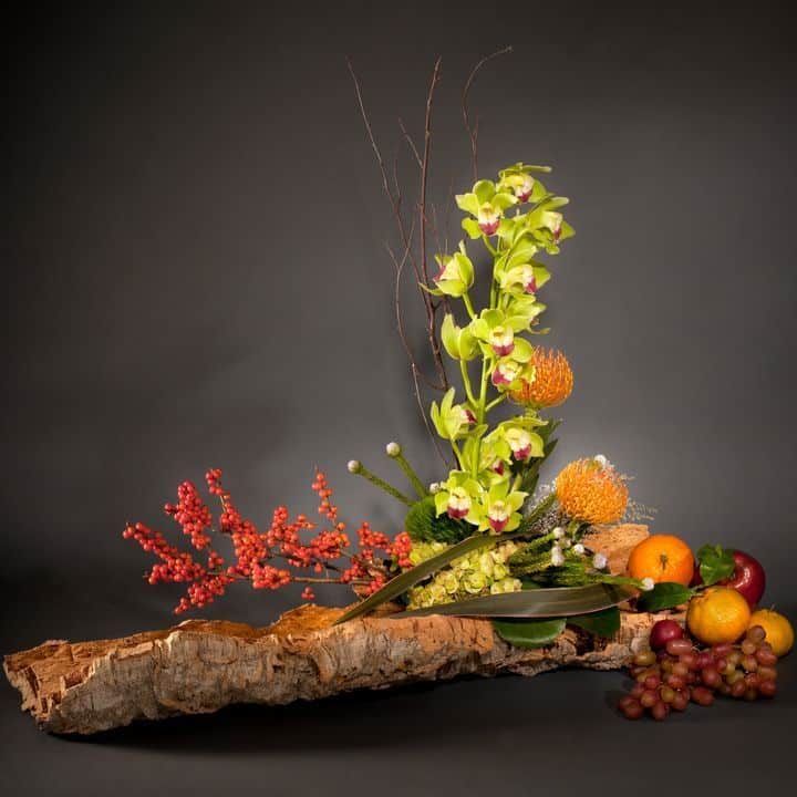 composicion de flores y frutas en madera