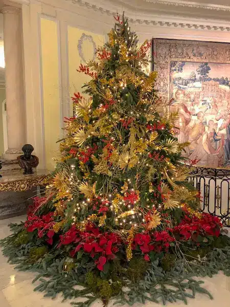 decoracion navidad en hall de hotel