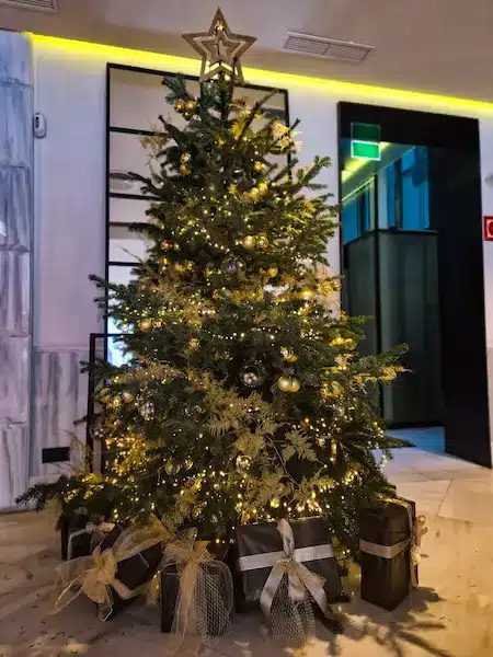 decoracion de arbol de navidad en hotel por silvosa hermanos