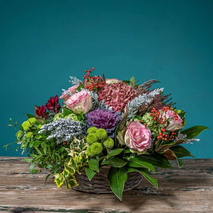cesta provenzal de flores y plantas