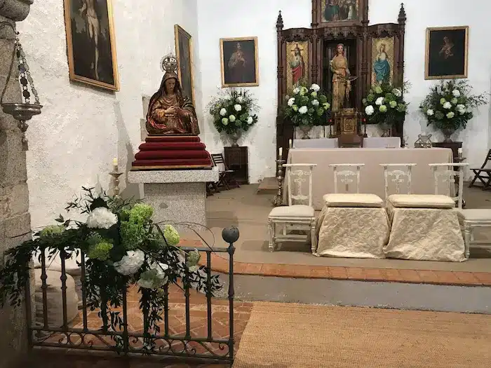 como decorar las iglesias con flores para bodas