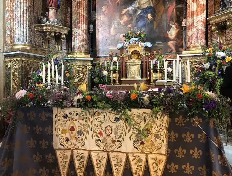 flores naturales inglesia en el altar para una boda