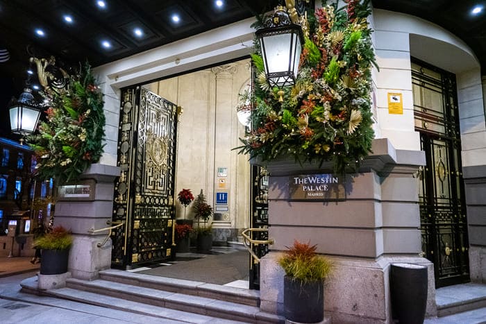 hotel palace madrid decoracion navidad en la puerta principal