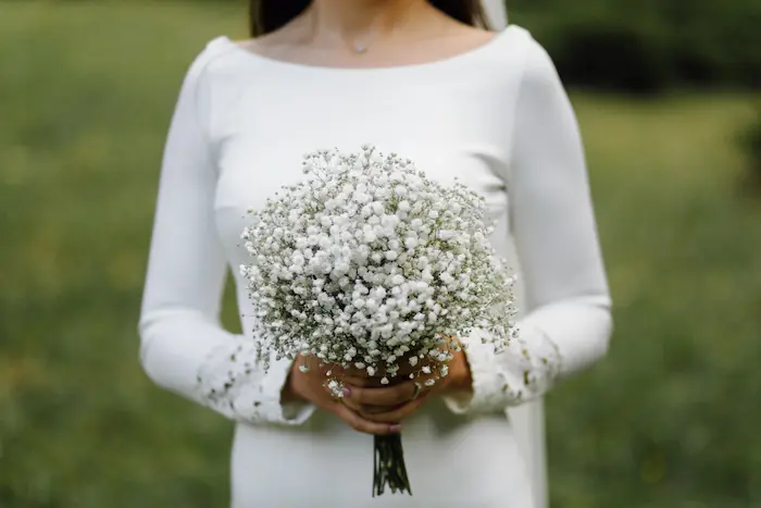 novia con ramo blanco de paniculata